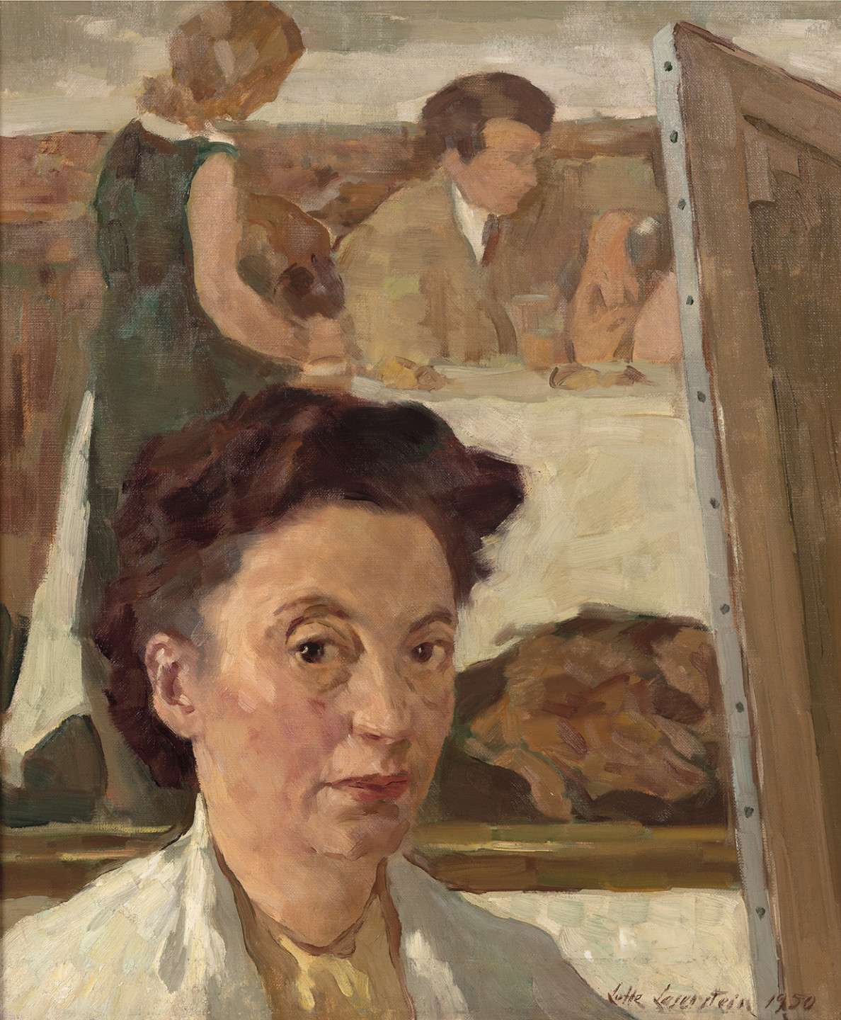 målning av kvinna med konstverk i bakgrunden