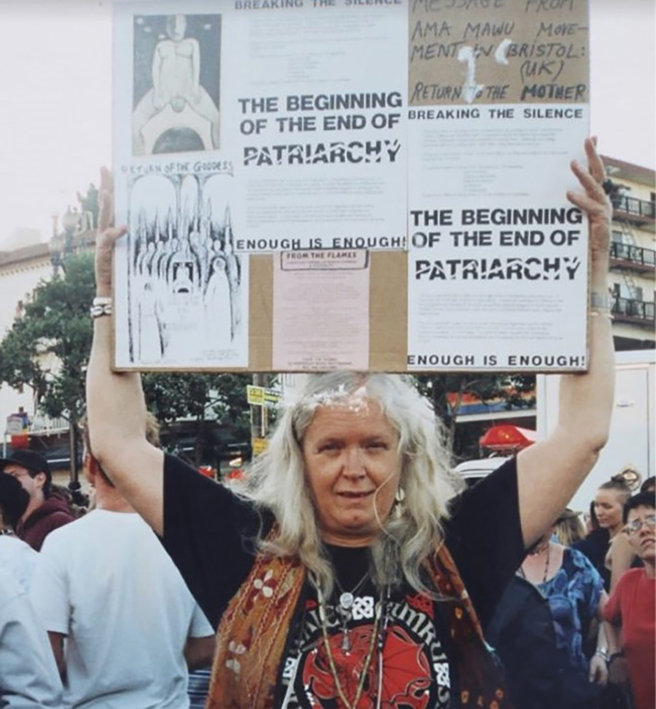 kvinna som håller plakat