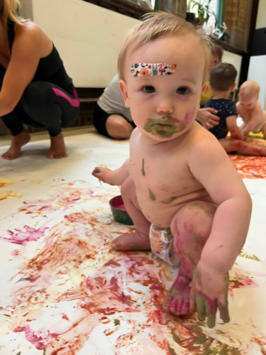 Baby som målar