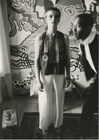 svartvitt foto av stående kvinna