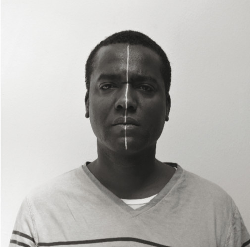 foto av svart man med vit linje målad i ansiktet
