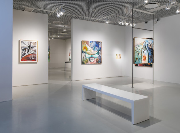 utställningsrum med målningar