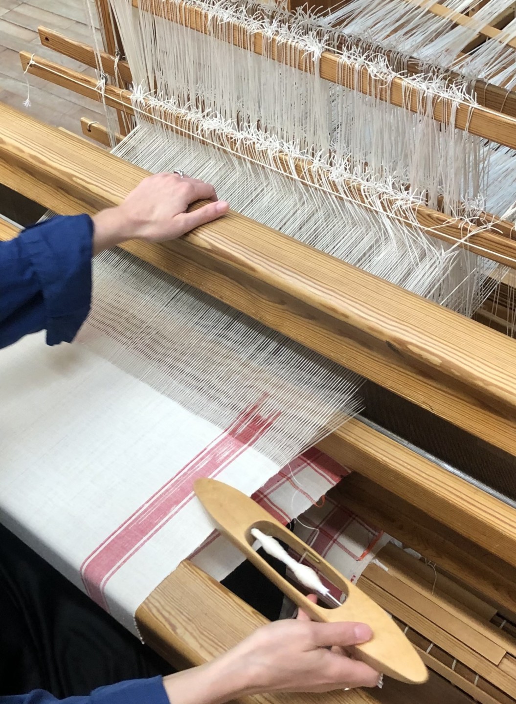 hands weaving