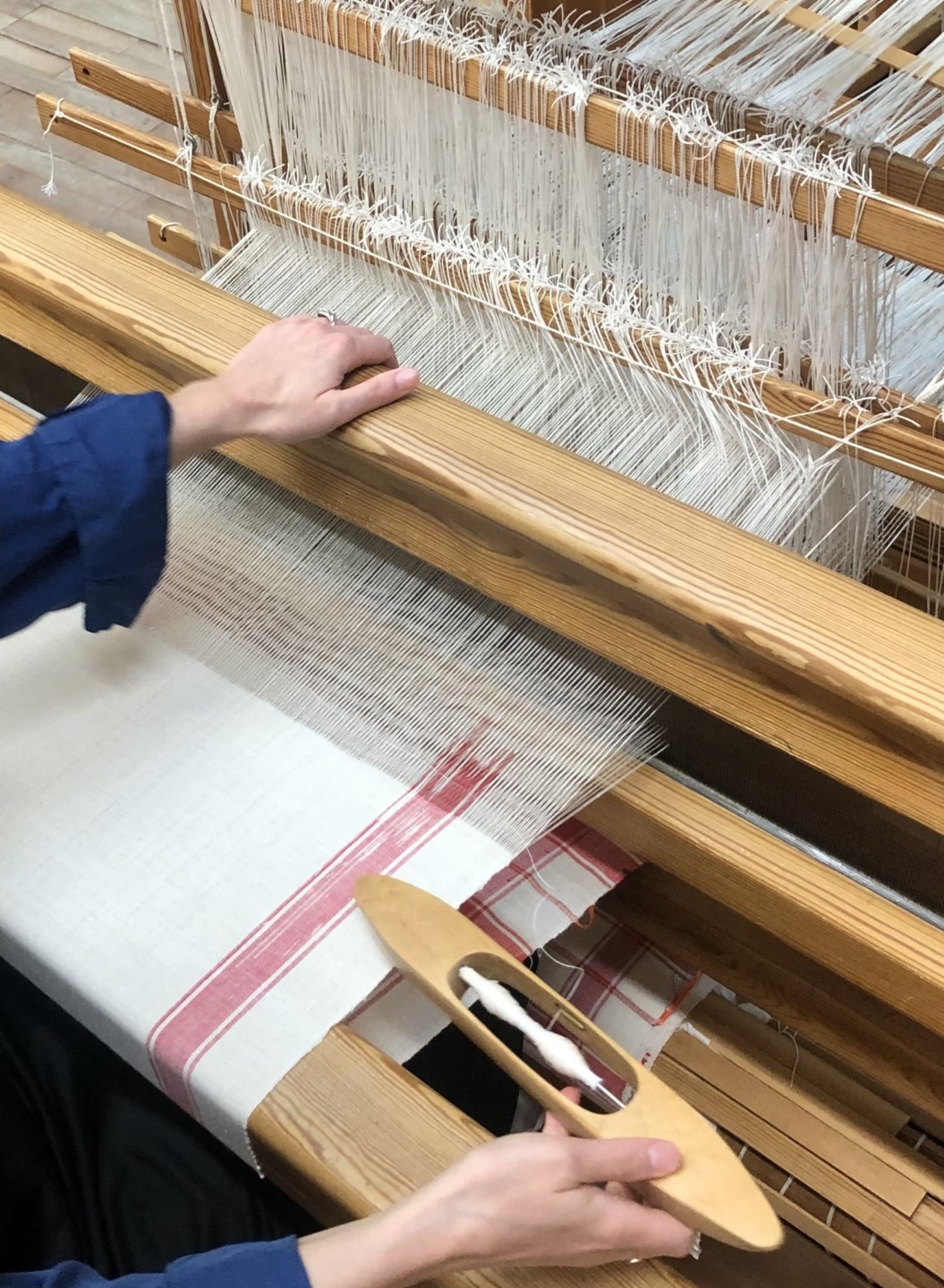 hands weaving