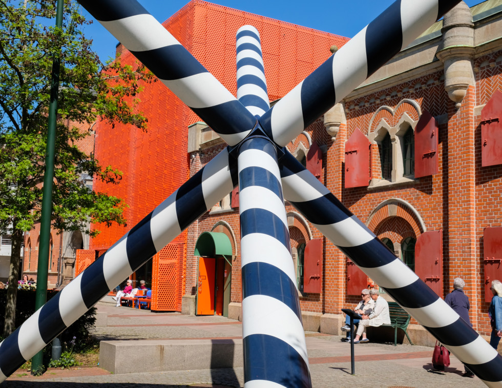photo the museum's exterior with sculpture