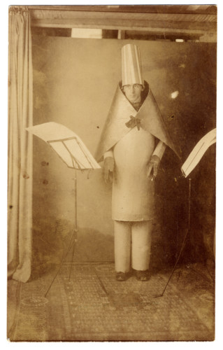 gammalt foto av man stående i ett rum