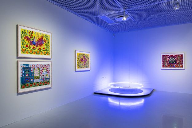 installationsvy med målningar och skulptur