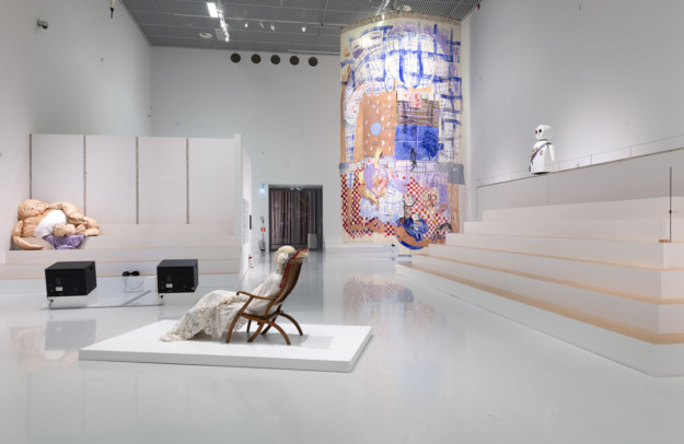 foto av rum med konstverk