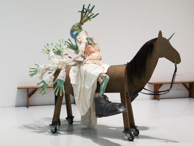 skulptur av varierade material