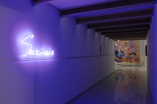 foto av korridor med blått ljus