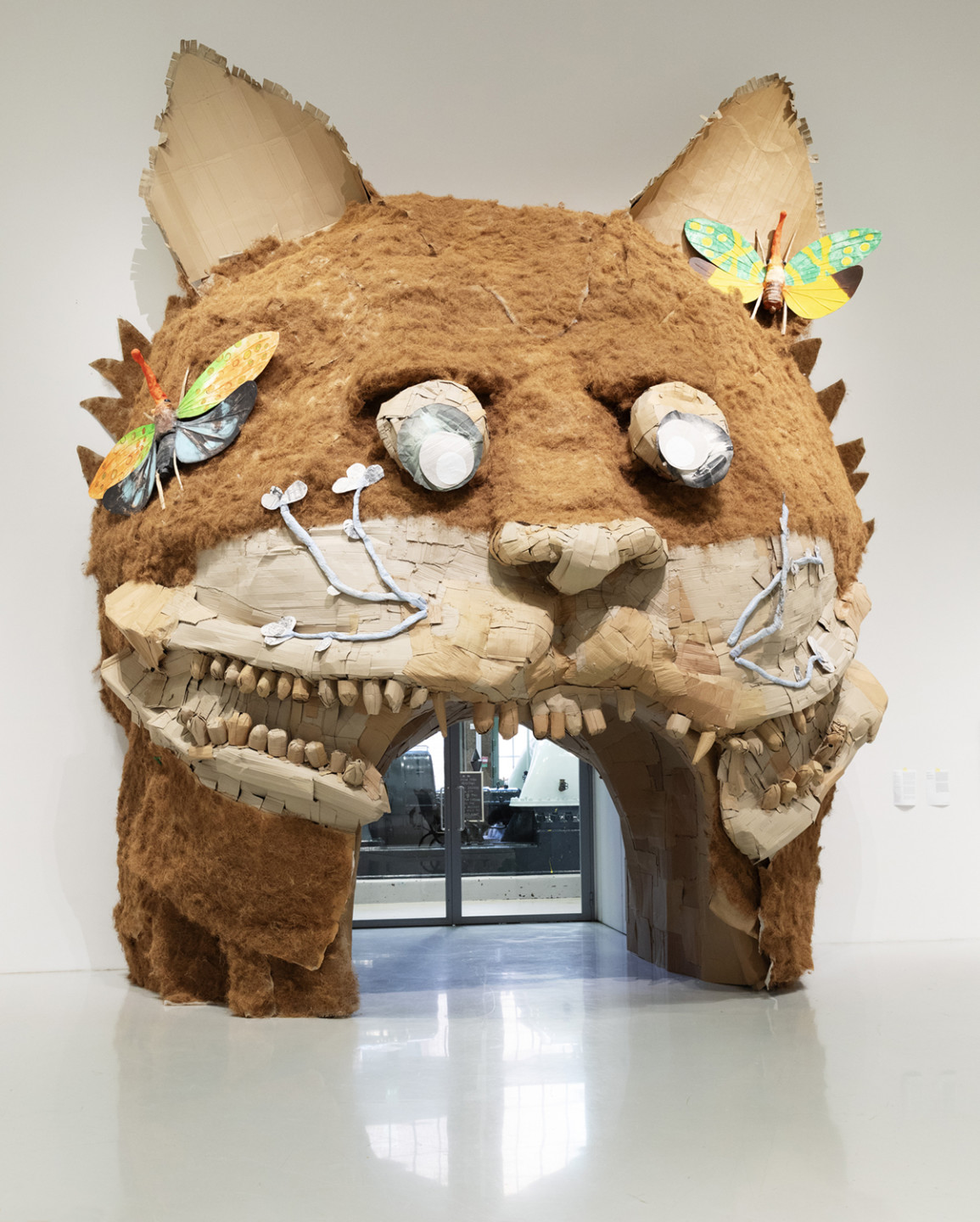 foto av skulptur form av gigantiskt katthuvud