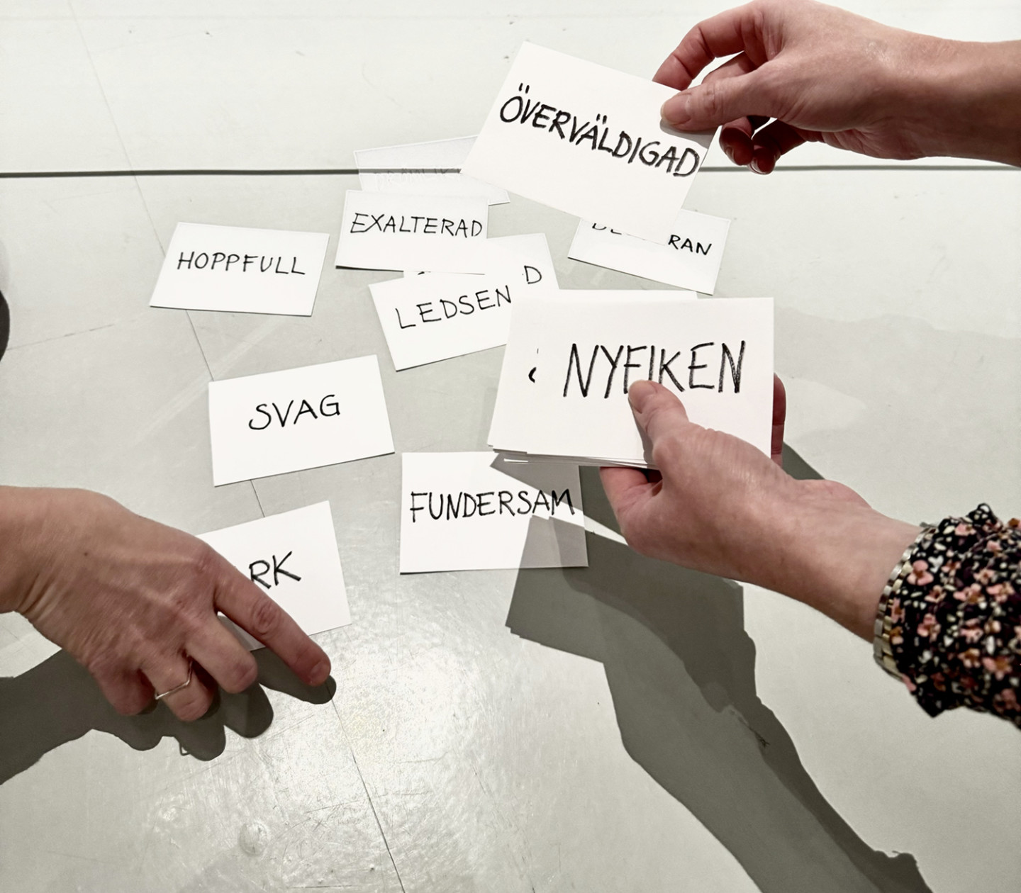 händer som håller lappar med text