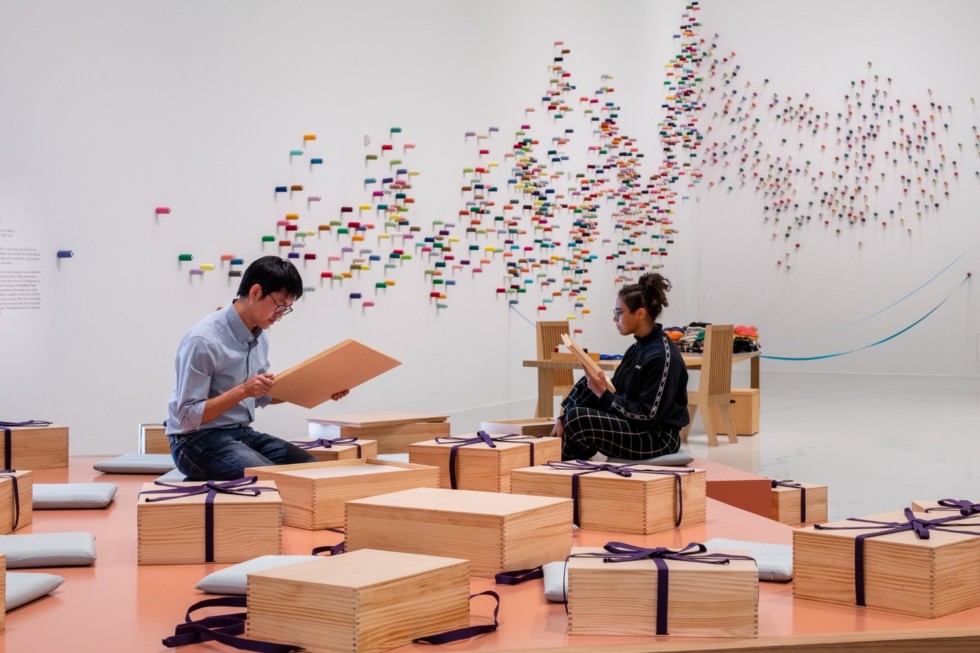 Två personer som öppnar boxar