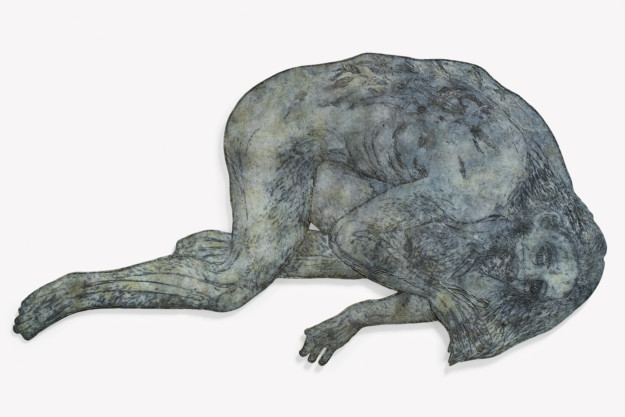 skulptur i form av liggande kropp