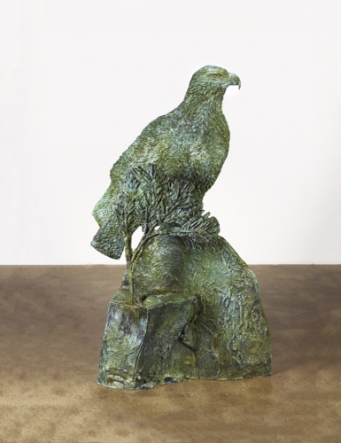 skulptur av sittande örn i brons