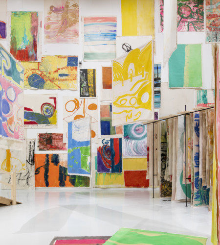 installationsvy med målningar