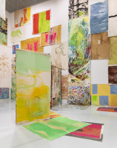 installationsvy med målningar