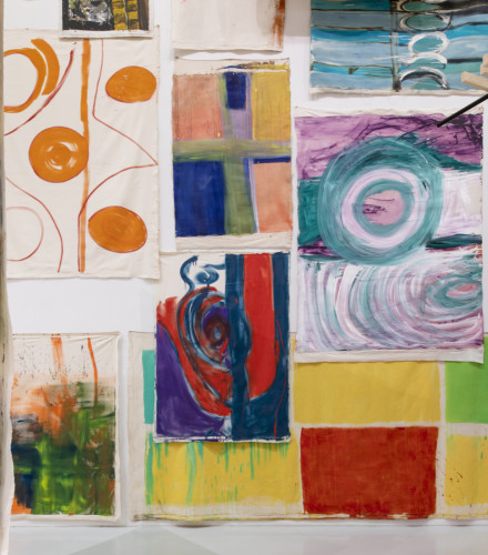 installationsvy med målningar