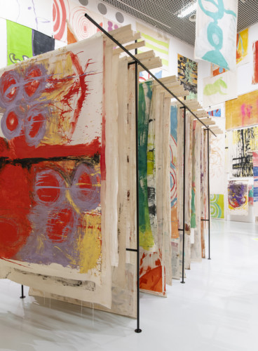 installationsvy med målningar