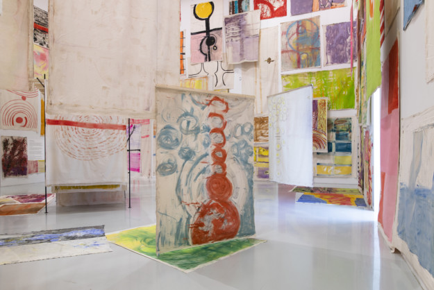 installationsvy med målningar