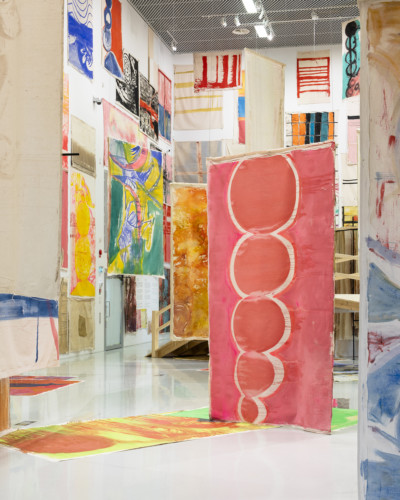 installationsvy med målningar