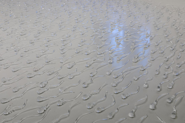 detalj av glasskulpturer i form av spermier