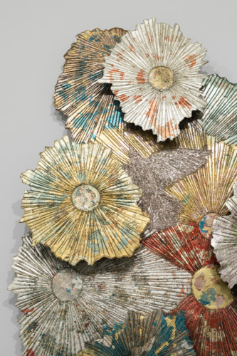 installationsvy med detalj av verk på vägg