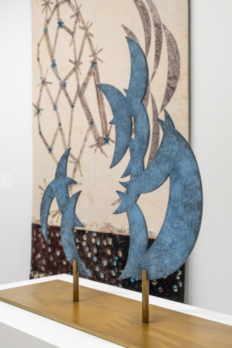 installationsvy med skulptur och bild 