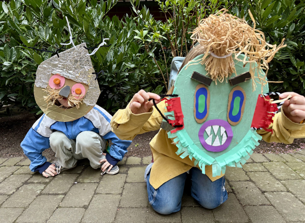 två barn med masker