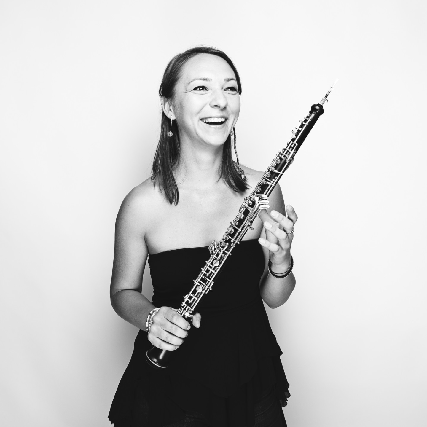 foto av stående kvinna med oboe