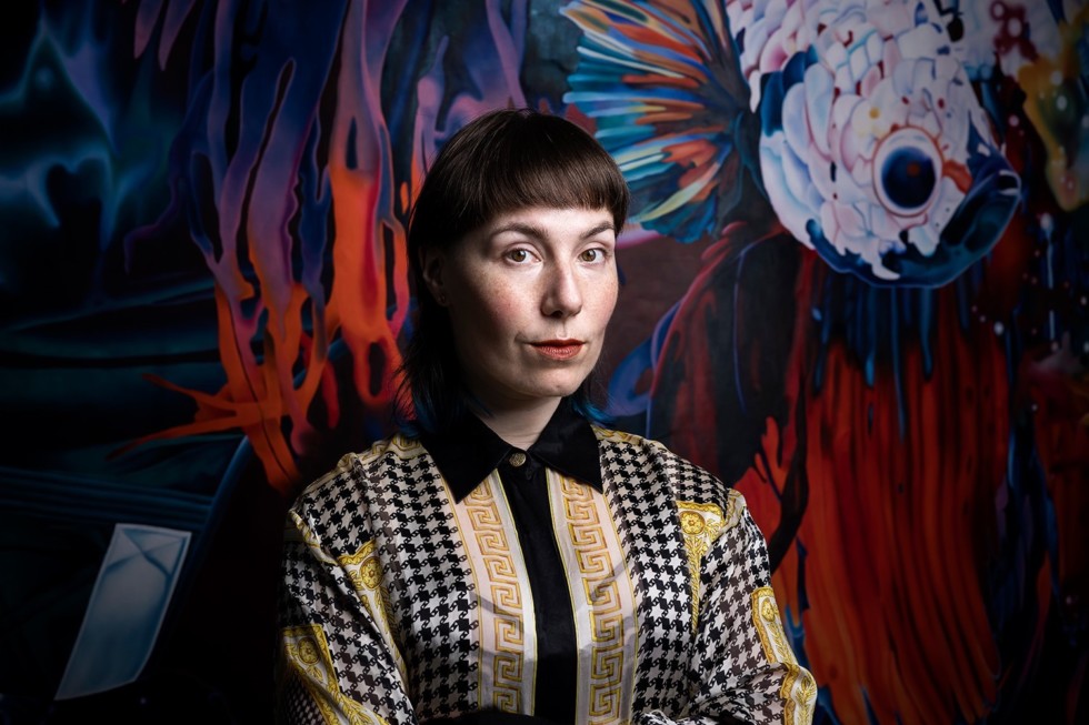 fotografiskt porträtt av sittande kvinna
