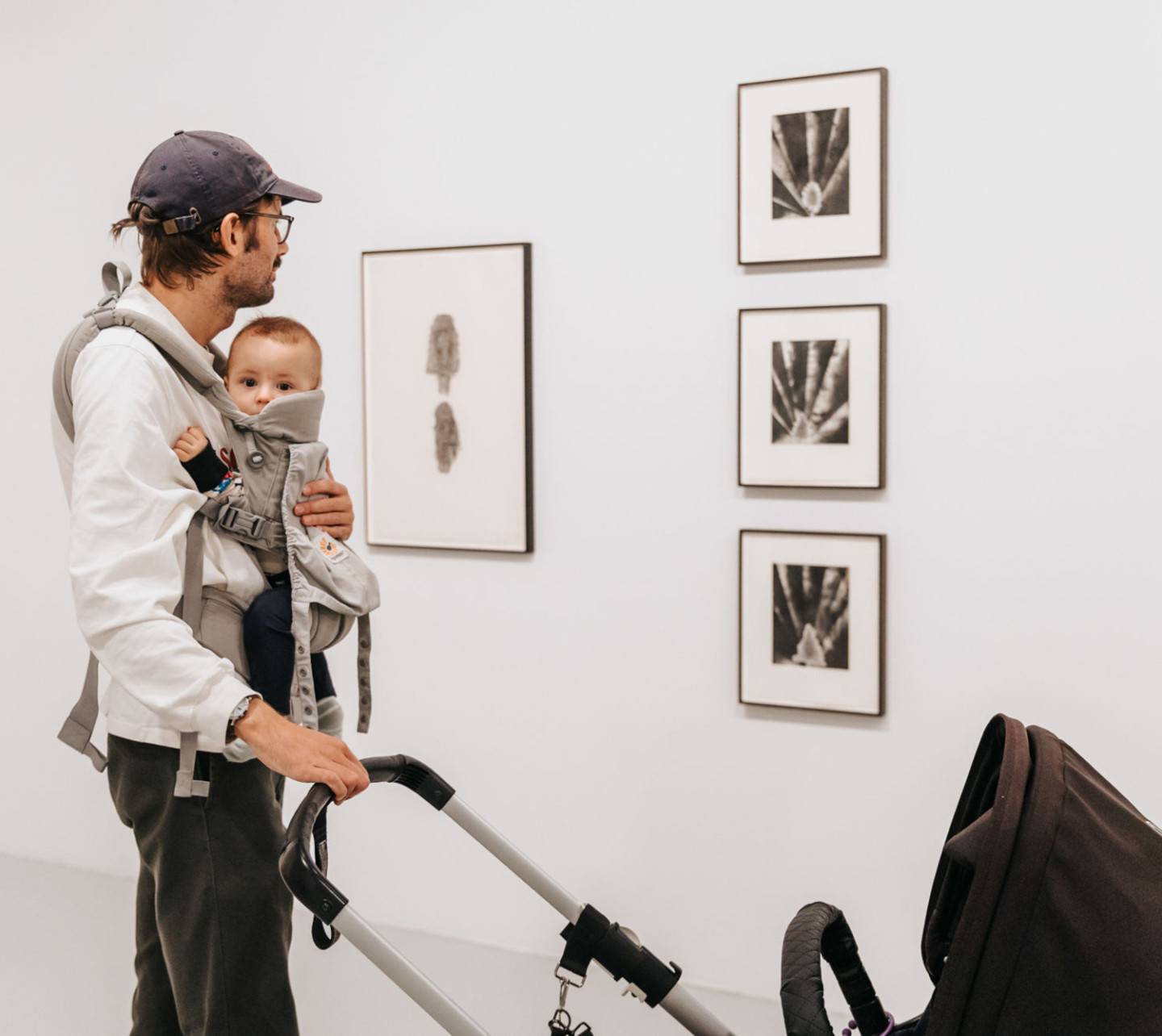 pappa med baby i utställning