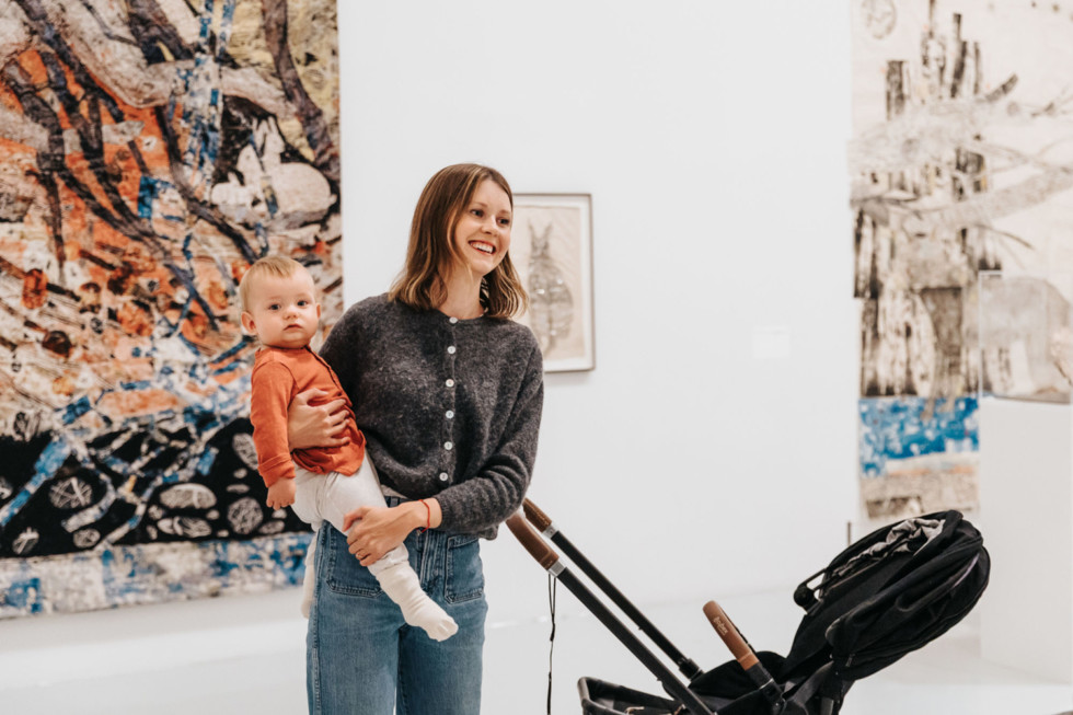 mamma med baby i utställning