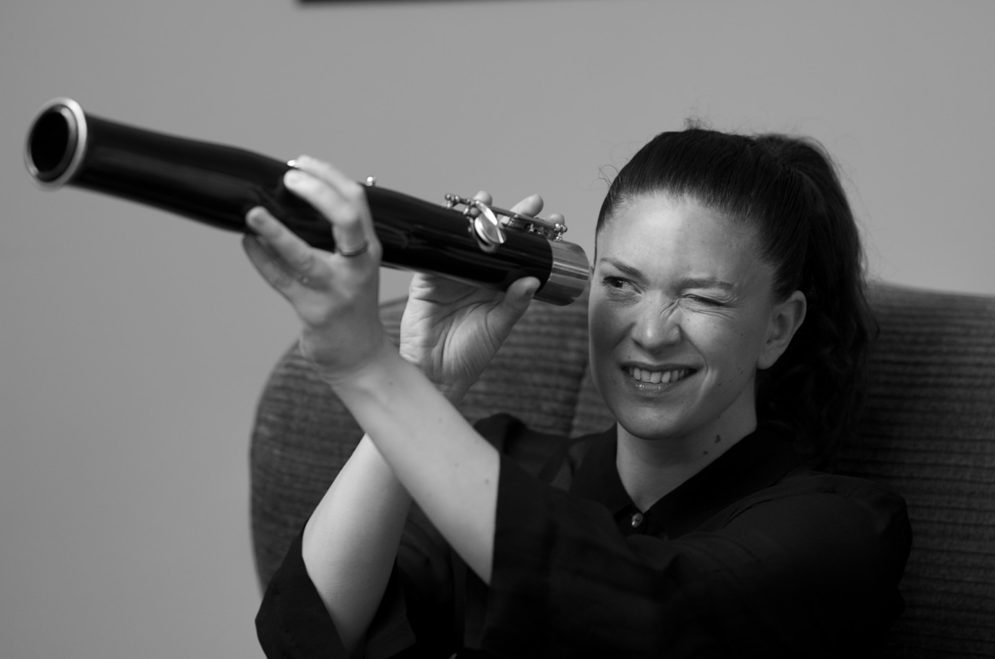 kvinna kikar genom instrument