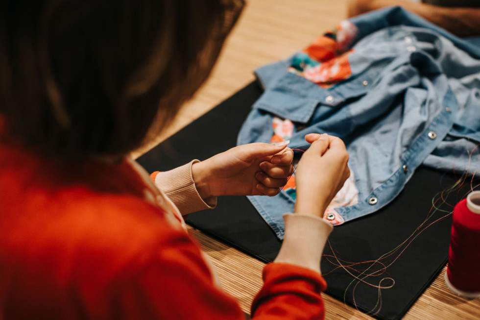 foto av händer som lagar tyg