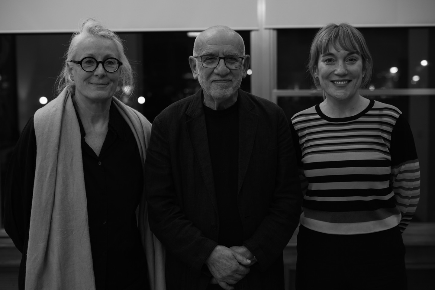 foto av tre personer som står tillsammans