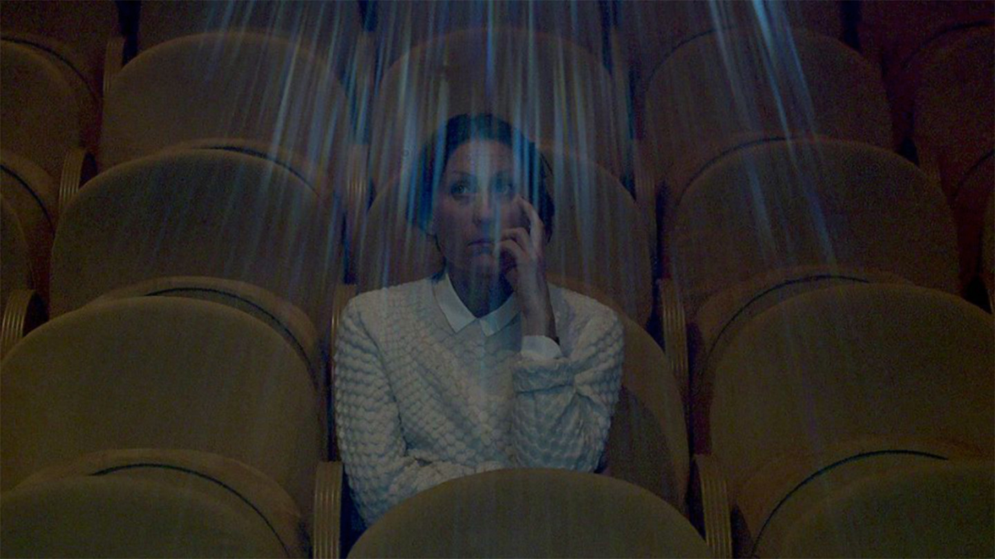 foto av kvinna i biosalong