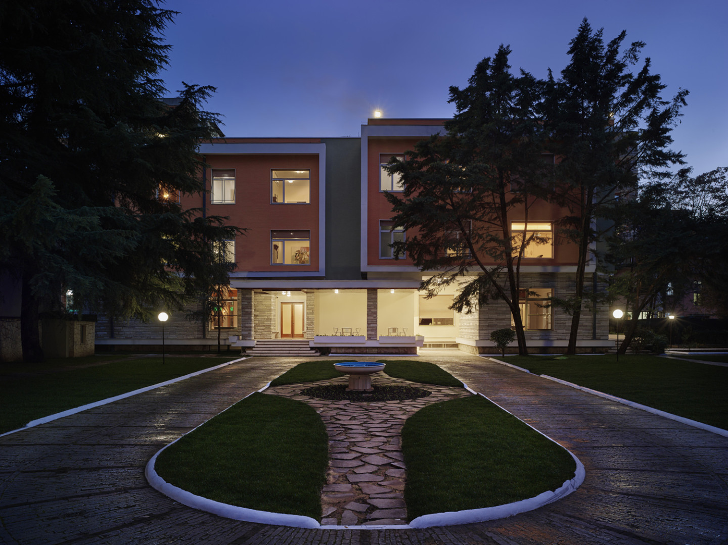 foto av byggnad och park