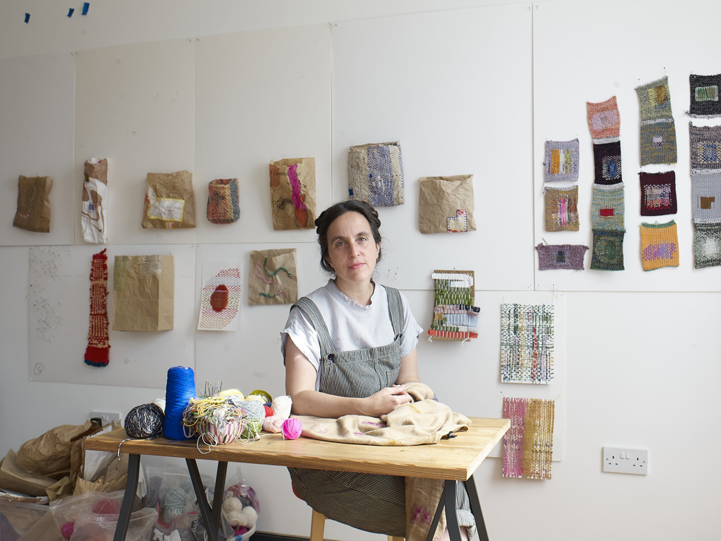 foto av sittande kvinna vid bord med syarbete 