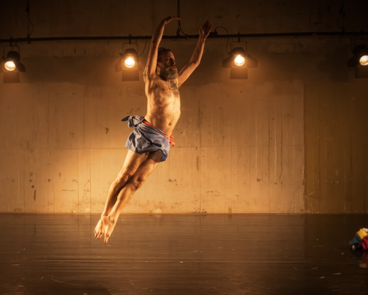 Manlig dansare i hopp