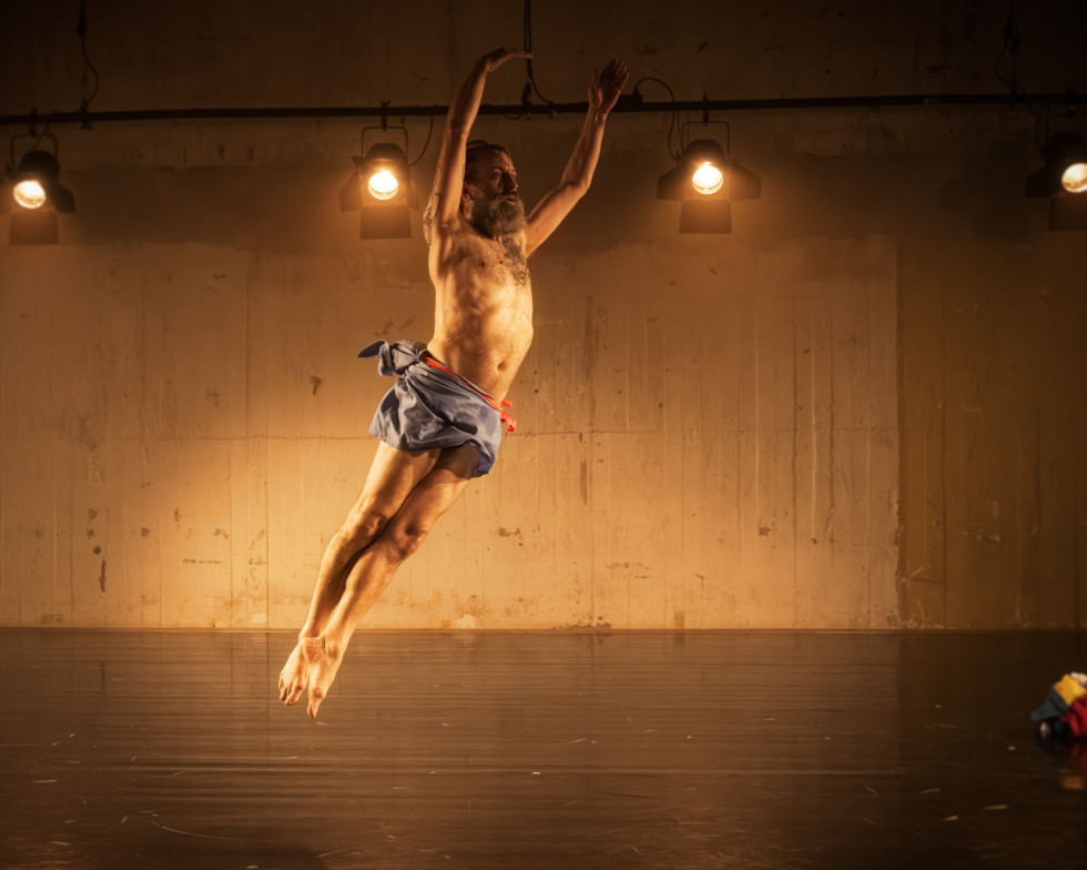 Manlig dansare i hopp