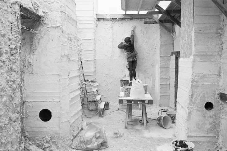 person reparerar byggnad