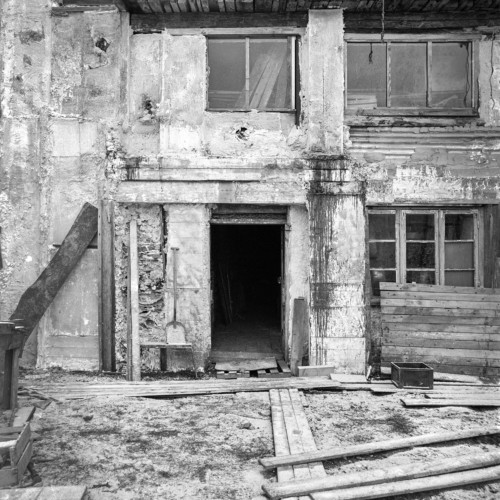 förfallen byggnad