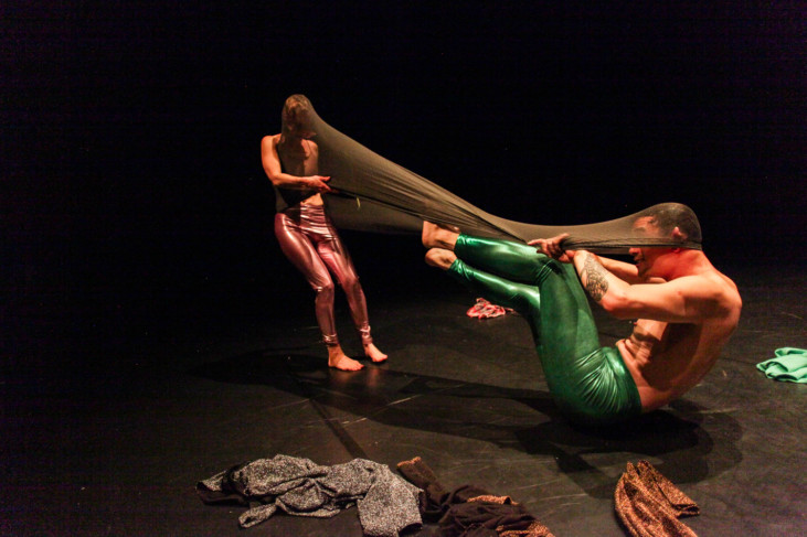 två dansare i performance