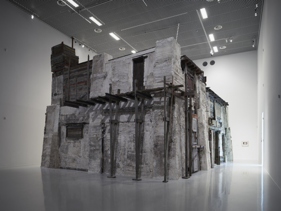 betongskulptur i rum