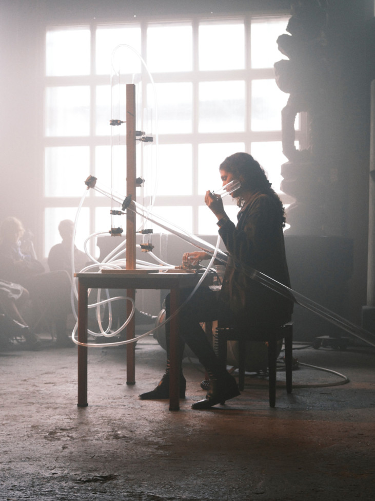 kvinna spelar instrument