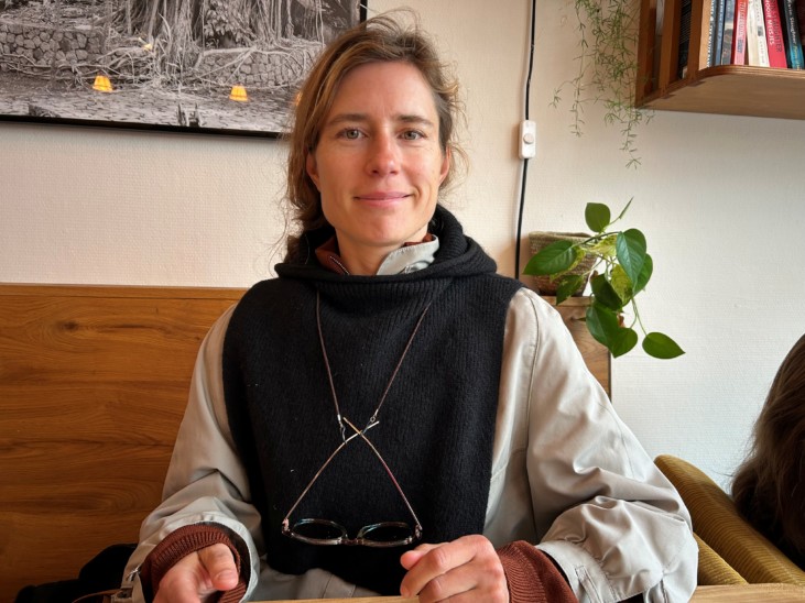 photo of sitting woman