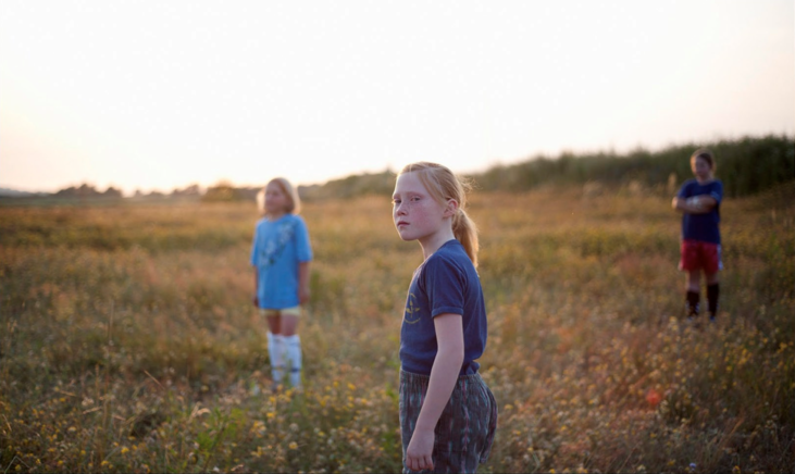 foto av barn på fält