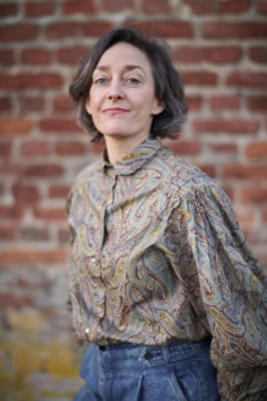 Foto av stående kvinna, ny museumchef för  Moderna Museet Malmö