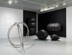 svarta objekt och skulptur i utställningsrum